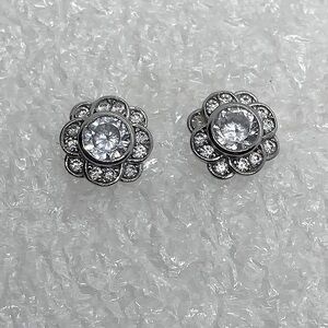 925 Sterling Silver & CZ Stone Bezel Set Floral Flower Stud Earrings / 9mm